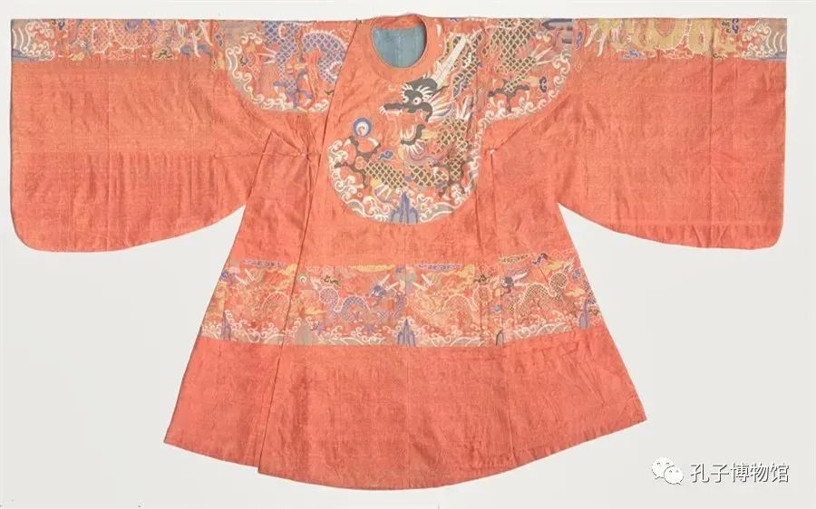 红色妆花纱云肩通袖膝襕蟒袍.jpg