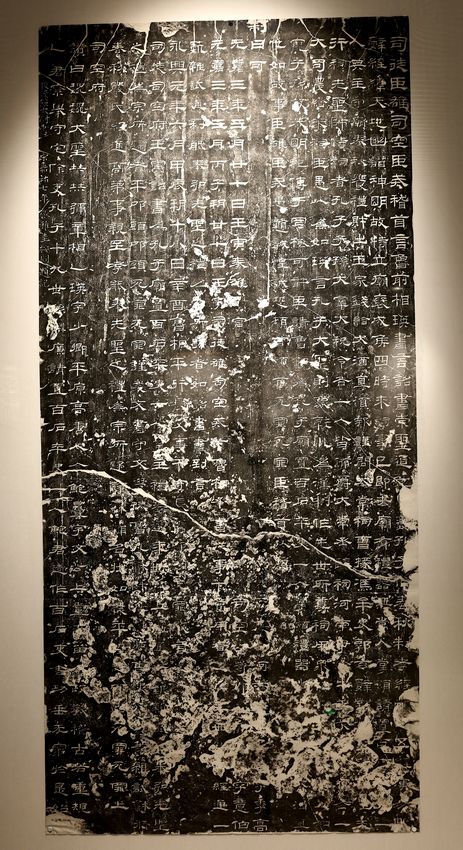 《乙瑛碑》刻于东汉永兴元年（153年），碑文内容为鲁国国相乙瑛请求为孔庙设置守庙百石卒史的有关公文。为汉代隶书鼎盛时期的代表作品之一。（侯新建 摄）.jpg