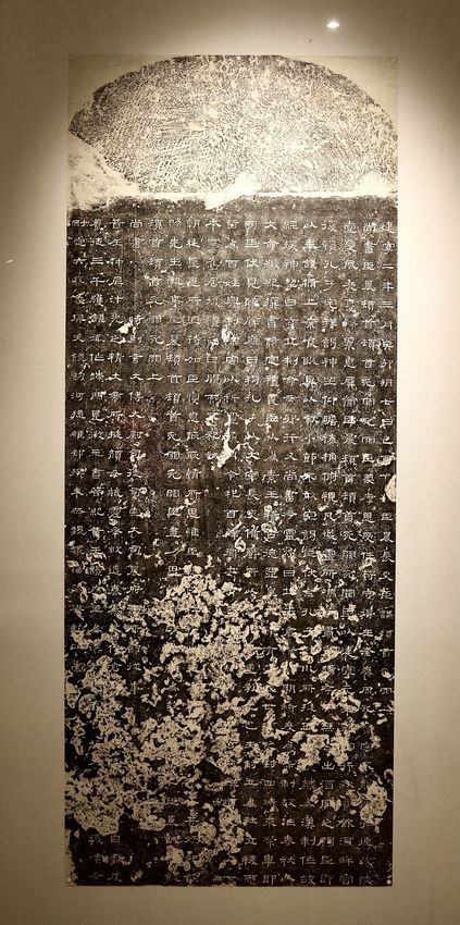 《史晨碑》刻于东汉建宁二年（169年），碑文记述了鲁相史晨与长史李谦奏请尚书关于孔庙“春秋行礼”的奏文。为汉隶代表作之一。（侯新建 摄）.jpg