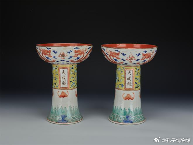 清嘉庆粉彩双龙戏珠纹珊瑚里高足豆.jpg