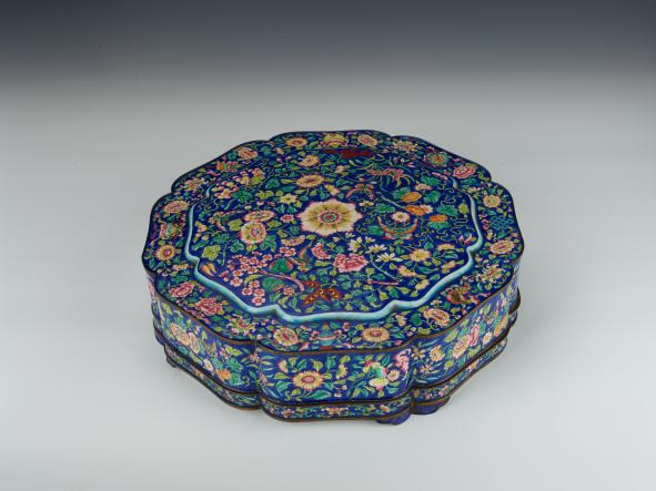 清铜胎画珐琅缠枝花卉纹攒盒1.png