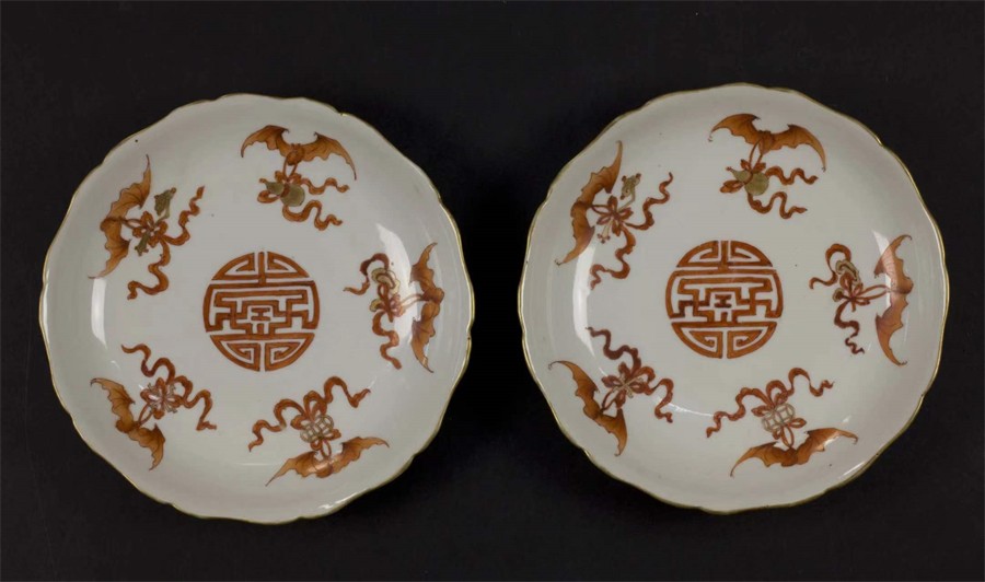 白地红釉“五蝠捧寿”图盘.jpg